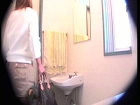 都内某所の仮設和式トイレ排泄盗撮スパイカメラ映像4時間2 30人　サンプル画像09